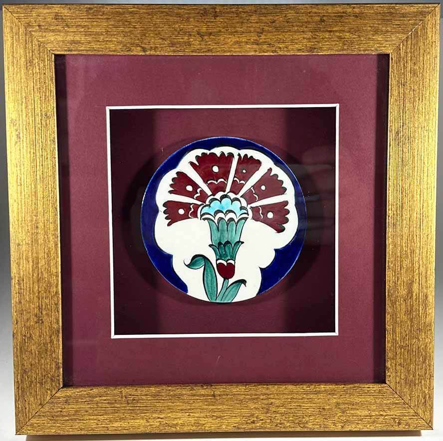 Plaquette de Remerciement avec Motif Œillet – Céramique d'Iznik Artisanale dans un Cadre Passe-Partout - 1