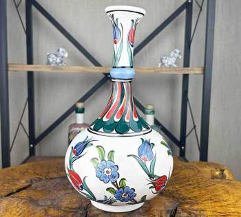 Prestigegeschenk für Internationale Partner – Handgefertigte 30 cm Iznik-Keramikvase - Çini Evi