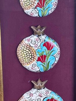 Prestijli Hediye: Karanfil ve Huzur Motifli Paspartulu Çini Nar Pano - Çini Evi (1)