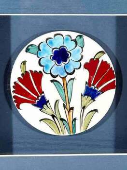 Paspartout-Plakette aus Iznik-Keramik mit Blumengartenmotiv - Çini Evi (1)