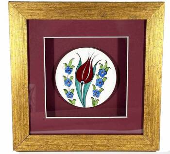 Iznik-Keramikplakette mit elegantem Tulpenmotiv - Çini Evi