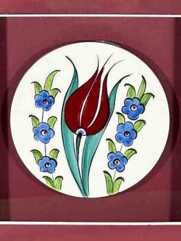 Produktbeschreibung (auf Deutsch, SEO-optimiert): İznik Keramikplakette mit eleganter Tulpe – Symbol für Anmut, Spiritualität und osmanische Ästhetik - Çini Evi (1)