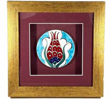Iznik-Keramikplakette mit elegantem Tulpenmotiv - Çini Evi