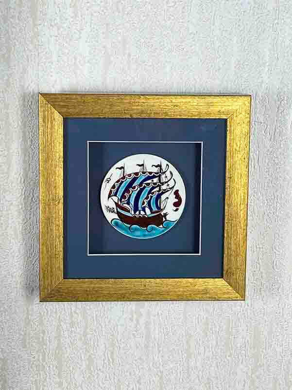 Produktbeschreibung (auf Deutsch, SEO-optimiert): Osmanische Galeere Motif İznik Keramik-Plakette mit Passepartout – Symbol für maritime Macht und Erbe - 3