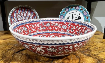 Rot-weiß gemusterte 30-cm-Schüssel mit Baba Nakkaş-Muster - Çini Evi