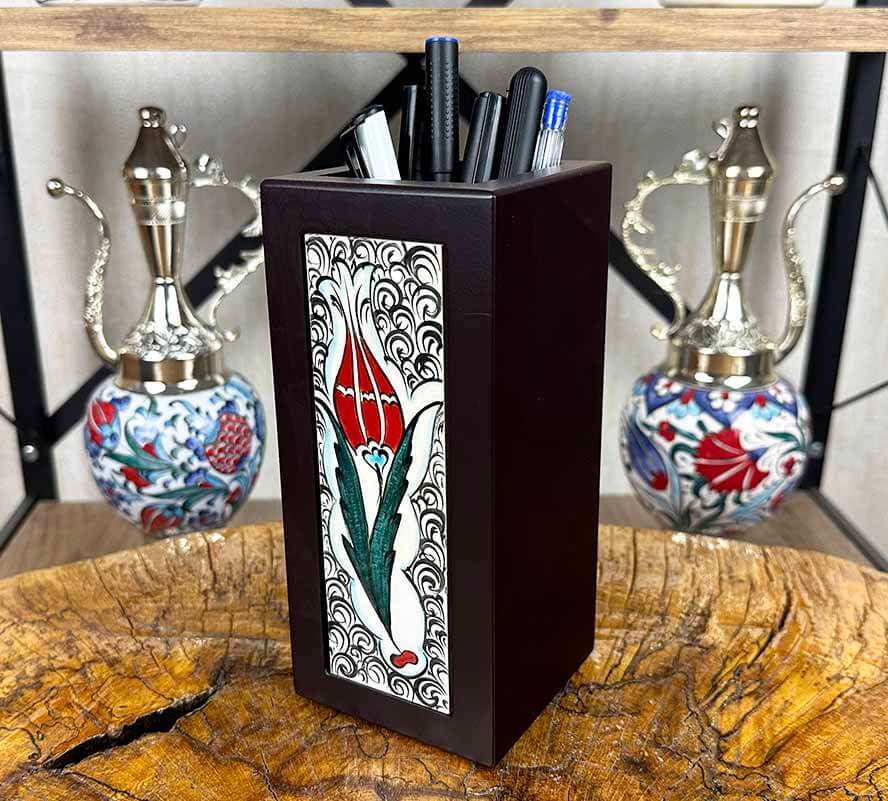 Rote Tulpe – Holz-Stiftehalter mit Iznik-Keramik - 1