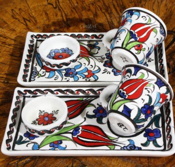 Service à café turc en céramique d’Iznik motif tulipe - Çini Evi