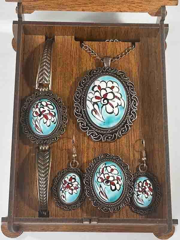 Set de bijoux en céramique d’Iznik motif lotus sur fond turquoise - 2