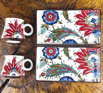 Set de présentation pour café en céramique d’Iznik à motifs Hatayi et Saz Yolu – choix élégant - Çini Evi