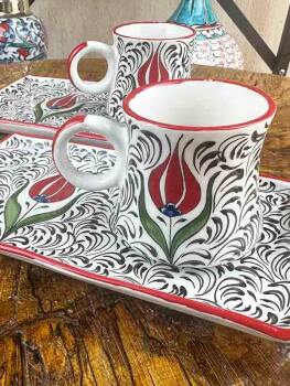 Set de présentation pour café à motif de tulipe rouge – élégance traditionnelle - 2