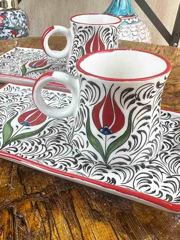 Set de présentation pour café à motif de tulipe rouge – élégance traditionnelle - 2