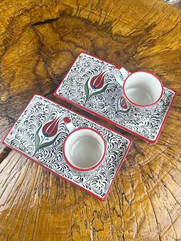 Set de présentation pour café à motif de tulipe rouge – élégance traditionnelle - 3