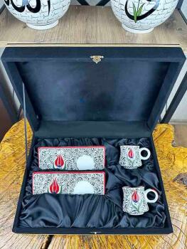 Set de présentation pour café à motif de tulipe rouge – élégance traditionnelle - 4