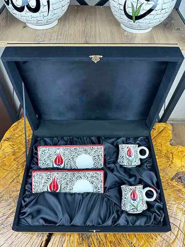 Set de présentation pour café à motif de tulipe rouge – élégance traditionnelle - 4