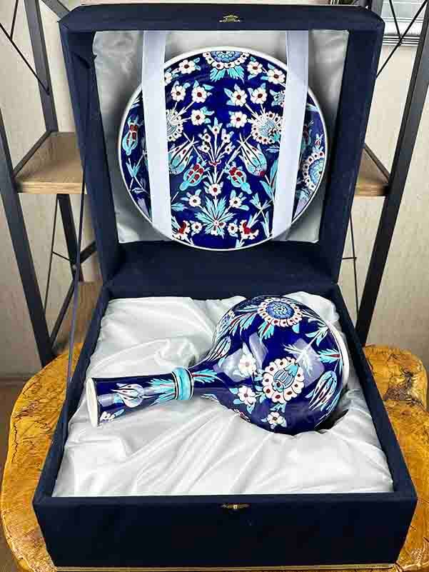 Set de Vase et Assiette en Céramique d'Iznik – Motif Jardin Nocturne sur Fond Bleu - 4