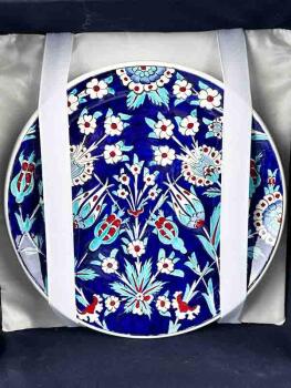 Set de Vase et Assiette en Céramique d'Iznik – Motif Jardin Nocturne sur Fond Bleu - Çini Evi (1)