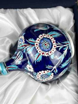 Set de Vase et Assiette en Céramique d'Iznik – Motif Jardin Nocturne sur Fond Bleu - 3