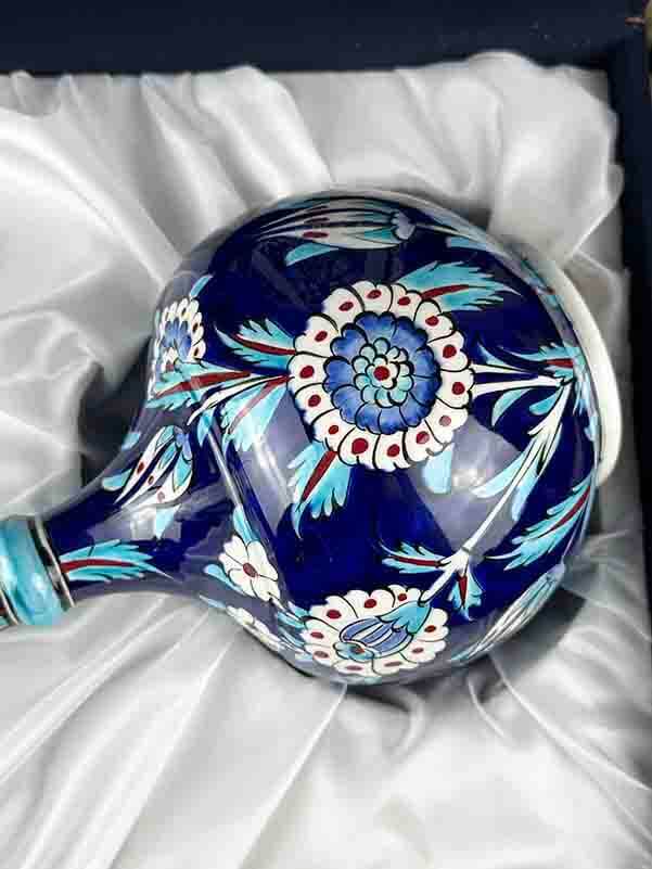 Set de Vase et Assiette en Céramique d'Iznik – Motif Jardin Nocturne sur Fond Bleu - 3
