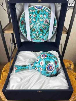 Set de vase et assiette en céramique d’Iznik – Motif Jardin Nocturne sur fond bleu - 4