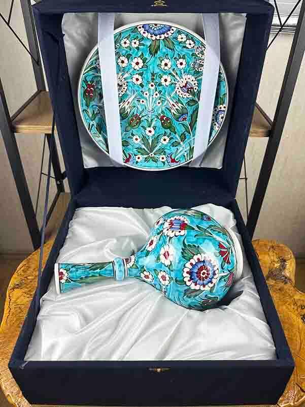 Set de vase et assiette en céramique d’Iznik – Motif Jardin Nocturne sur fond bleu - 4