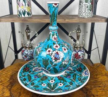 Set de vase et assiette en céramique d’Iznik – Motif Jardin Nocturne sur fond bleu - Çini Evi