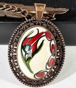 Signet en Céramique d’Iznik – Motif de Tulipe Rouge sur Fond Vert Iznik - Çini Evi