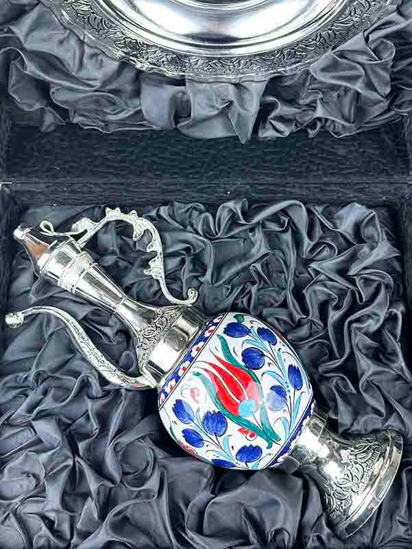 Silberbeschichtetes Iznik Vasen- und Teller-Set mit Tulpen- und Granatapfelmuster - 2