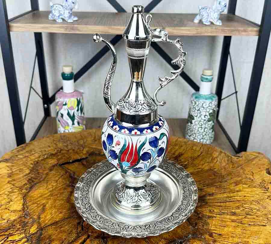 Silberbeschichtetes Iznik Vasen- und Teller-Set mit Tulpen- und Granatapfelmuster - 1