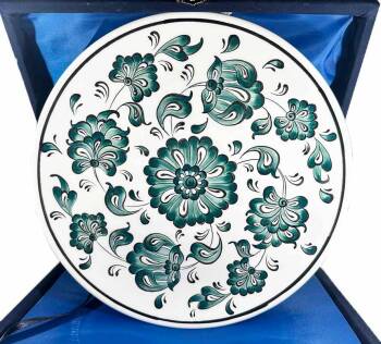 Single-Color Lotus Composition Iznik Plate - Minimal Elegance - Çini Evi