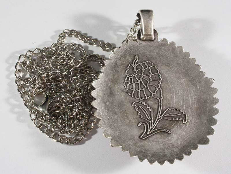 Sol violet, collier de tulipe rouge - 2