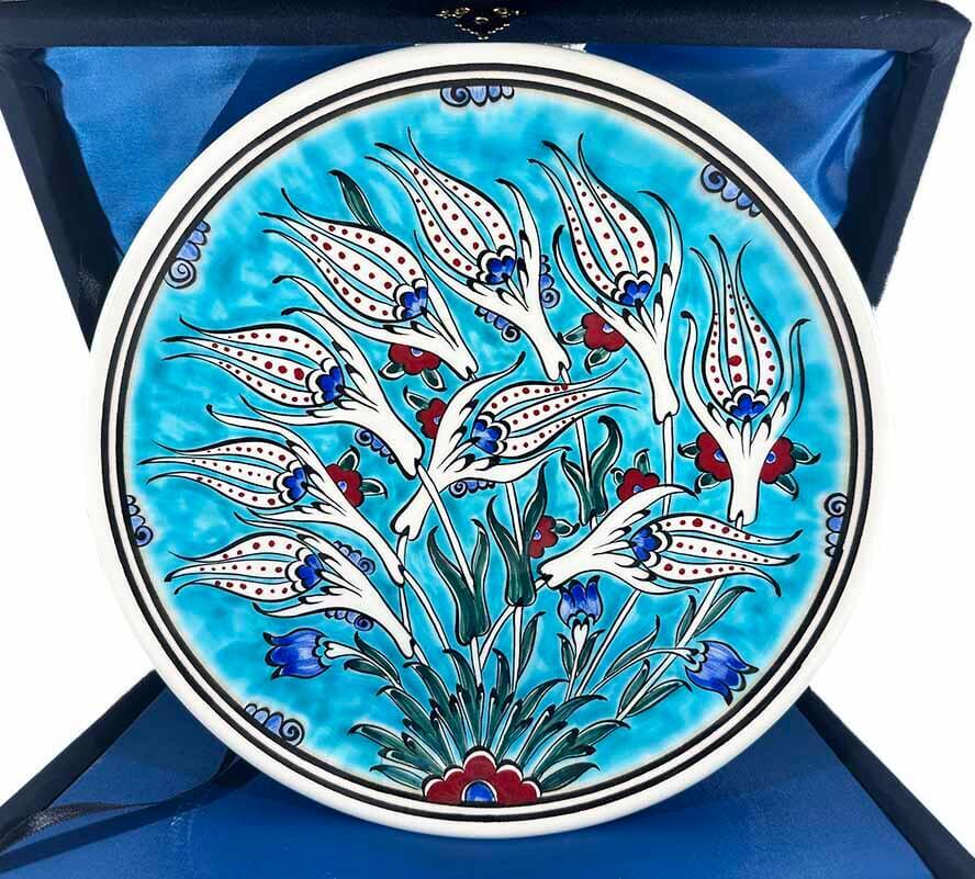 Sonderzeremonie-Geschenk, Iznik Çini Teller mit Tulpenmotiv auf türkisfarbenem Grund - 1