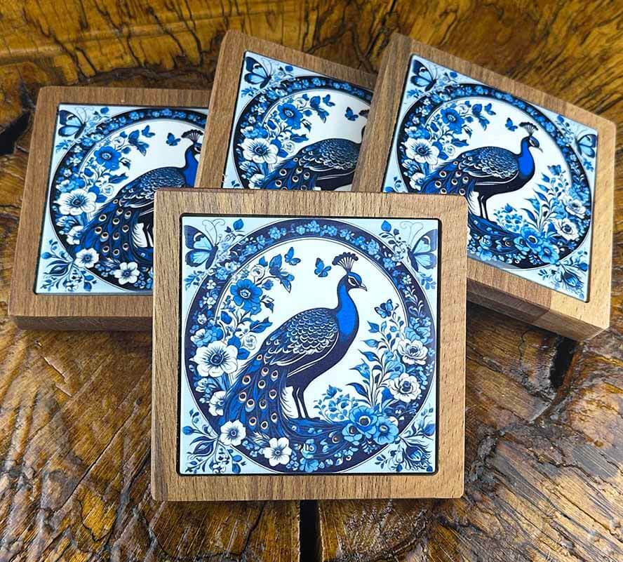 Sous-verres carrés à motif de paon bleu – Élégance naturelle en bois et céramique d’Iznik - 1