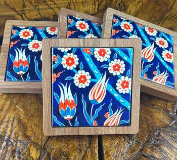 Sous-verres carrés à motif de tulipe printanière – Ensemble décoratif en bois et céramique d’Iznik - Çini Evi