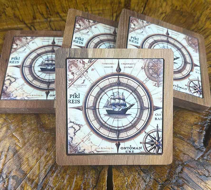 Sous-verres à motif de carte de Piri Reis – Héritage ottoman en bois et céramique d’Iznik - 1