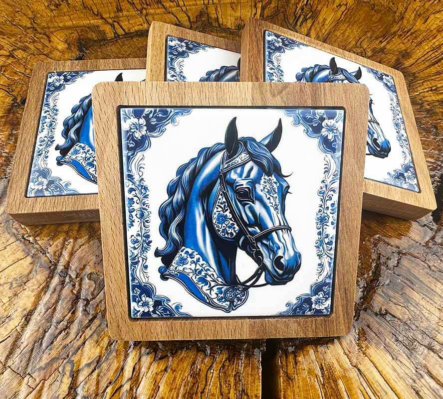Sous-verres à motif de cheval bleu – Élégance dynamique en céramique d’Iznik et bois naturel - 1