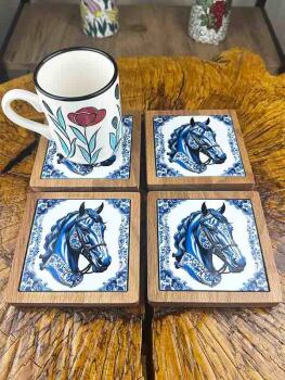 Sous-verres à motif de cheval bleu – Élégance dynamique en céramique d’Iznik et bois naturel - Çini Evi (1)