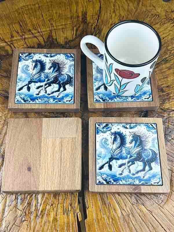 Sous-verres à motif de chevaux au galop – Symbole de liberté en céramique d’Iznik et bois naturel - 2