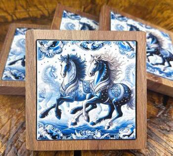 Sous-verres à motif de chevaux au galop – Symbole de liberté en céramique d’Iznik et bois naturel - Çini Evi