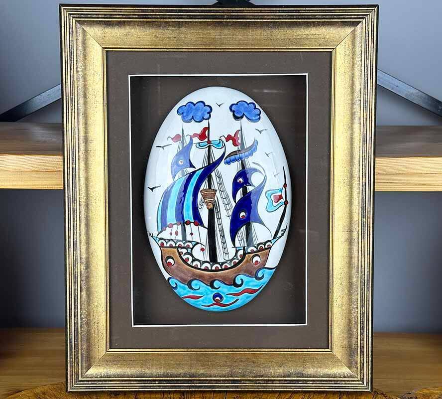 Souvenir de la Puissance Navale Ottomane – Panneau en Céramique d’Iznik avec Motif de Galion, Fait Main - 1