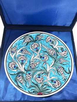 Staatsgeschenk: Iznik Çini Teller mit Tulpen- und Nelkenmotiven auf türkisfarbenem Grund - 3