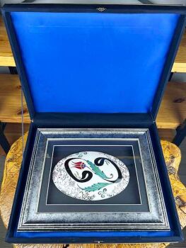 Symbol der Spirituellen Anmut – Handgefertigtes Iznik-Keramikpaneel mit Vav- und Tulpenmotiv - 3