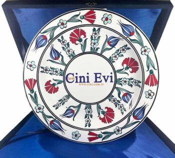 طبق خزفي من إزنيق مخصص بزخارف التوليب والقرنفل - Çini Evi