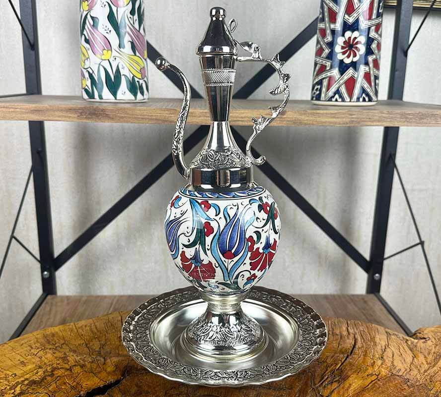 طقم إبريق خزفي من إزنيق بزخارف التوليب والقرنفل التقليدية - 1