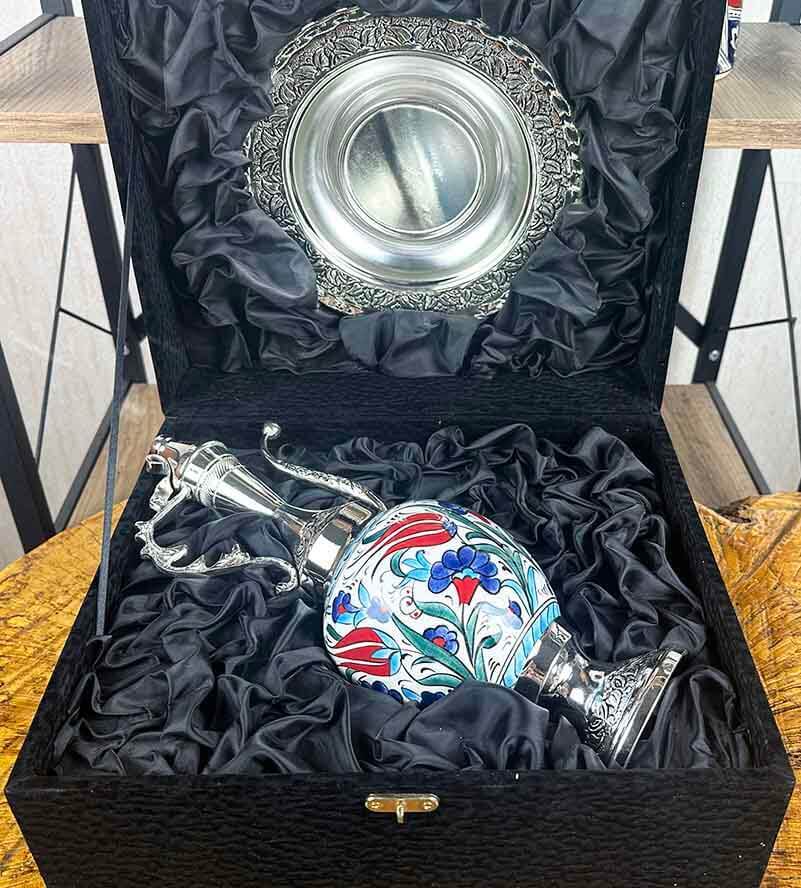 طقم إبريق خزفي من إزنيق بزخارف القرنفل الأزرق والتوليب الأحمر مطلي بالفضة - 2