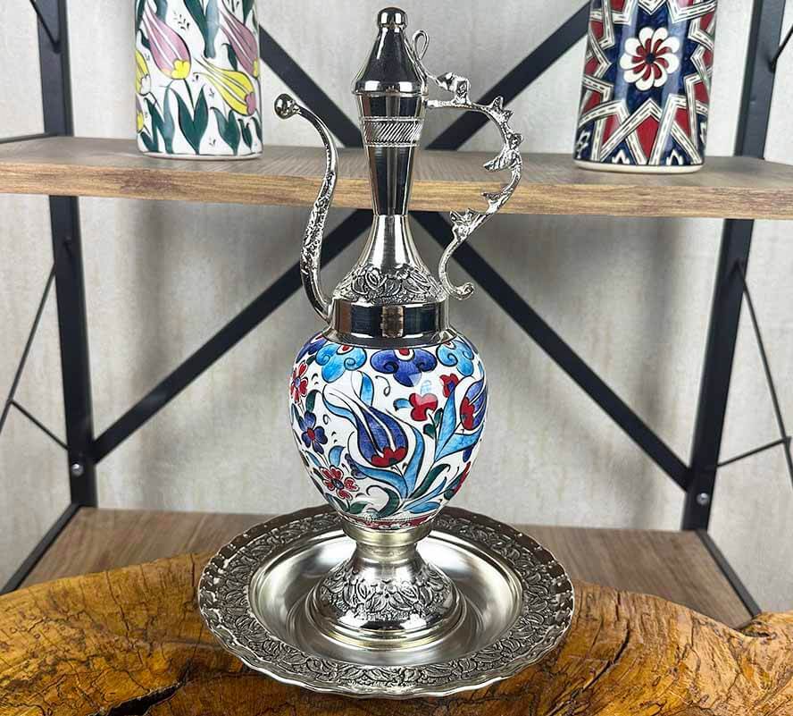 نسيم التوليب الأزرق – طقم إبريق خزفي من إزنيق مطلي بالفضة - 1