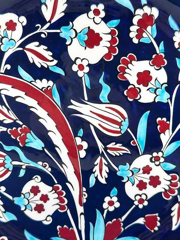De la tradition vers l’avenir : assiette en céramique d’Iznik à motifs de tulipes et Hatayi - 2