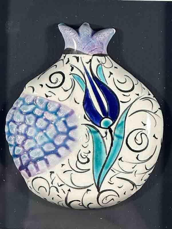 Plaque grenade en céramique d’Iznik « Tulipe bleue » - 2