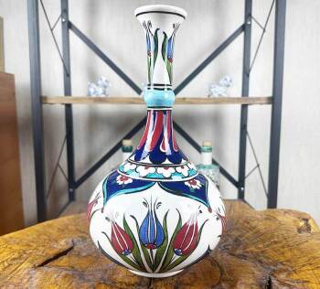 Tulpen der Eintracht und Eleganz – Handgefertigte 30 cm Iznik-Vase als Firmenpräsent - Çini Evi
