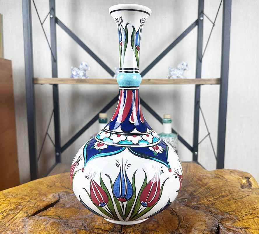 Tulpen der Eintracht und Eleganz – Handgefertigte 30 cm Iznik-Vase als Firmenpräsent - 1