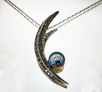 Turkuaz Zemin Karanfil Motifli Bronz Kolye - Çini Evi